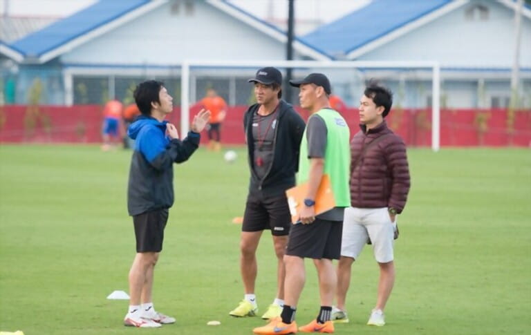 HUAHIN THAILAND-JAN25,2016 : Team staff coach of Thaiport fc of league1 thailand during training pre-season at true arena huahin , thailand